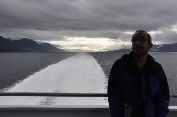 Viajando de ferry pela Inside Passage, entre Junau e Sitka, no sudeste do Alaska